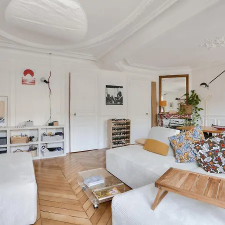 Gorgeous, Bright & Large 1 Bedroom Near Montmartre *