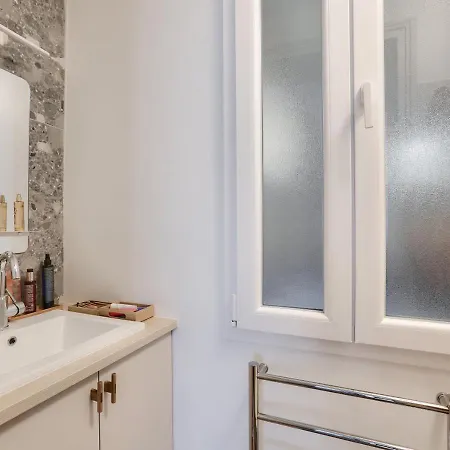 Gorgeous, Bright & Large 1 Bedroom Near Montmartre Apartment *