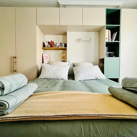 Apartment Gorgeous, Bright & Large 1 Bedroom Near Montmartre Paris